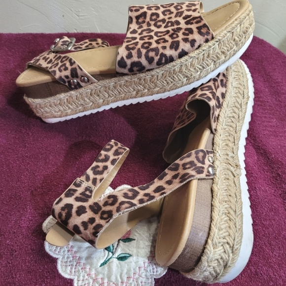 Soda Cheetah Platform Sandals with Buckle Closure, Womens Size 10 - Picture 5 of 10